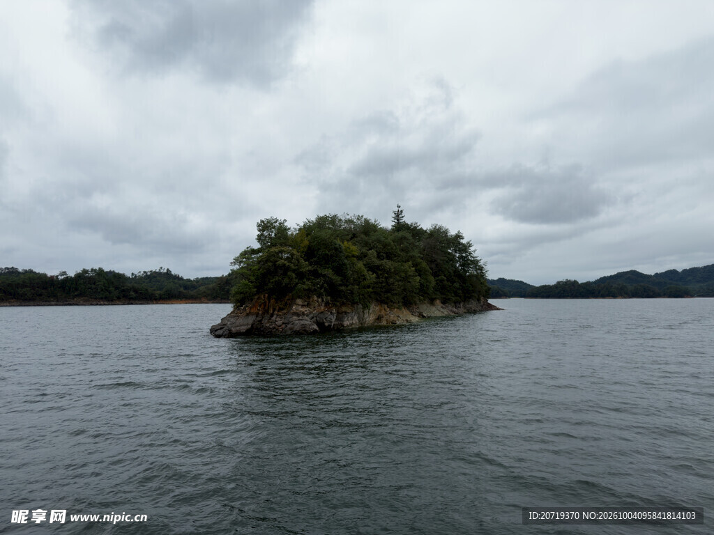 湖中小岛阴天风光