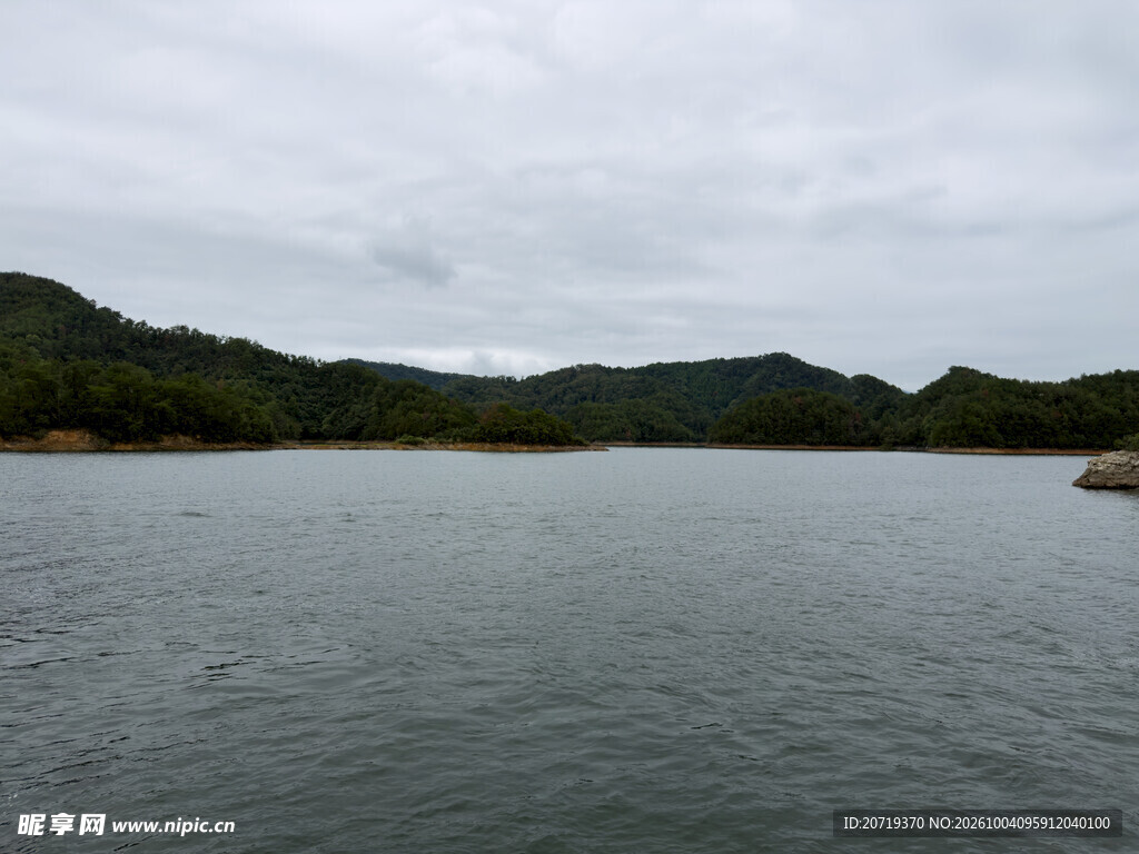 阴天水库山水风光
