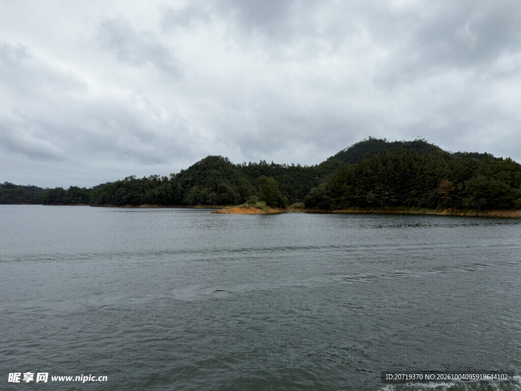 阴天湖畔山水风光