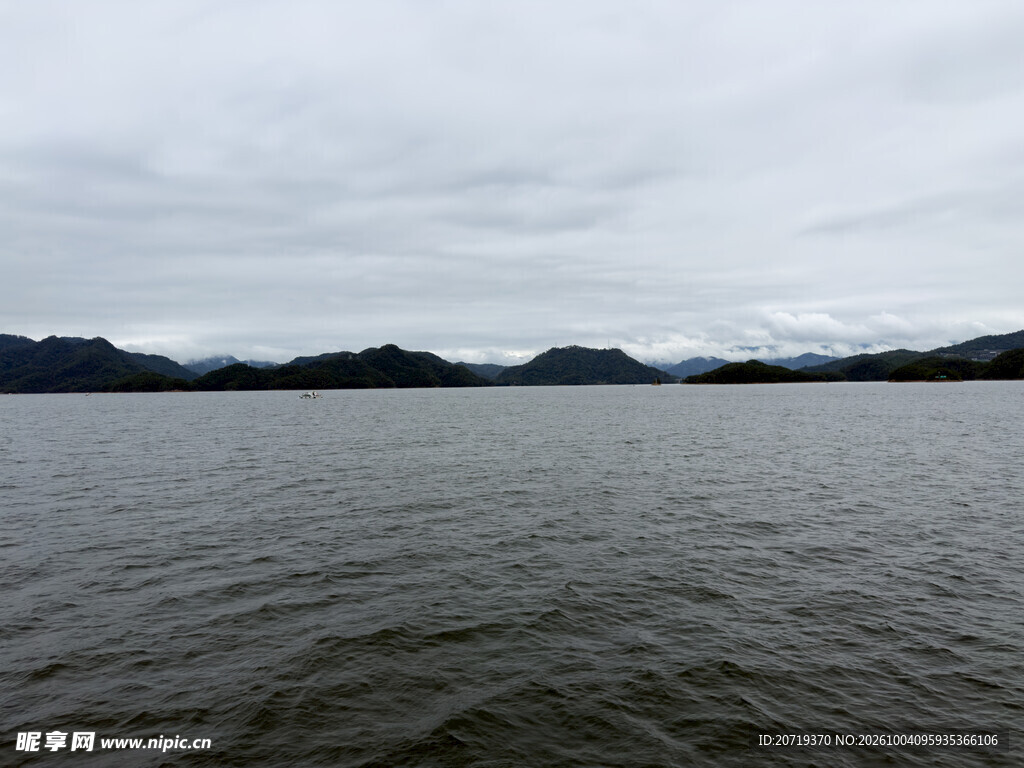 阴天湖景远山风光