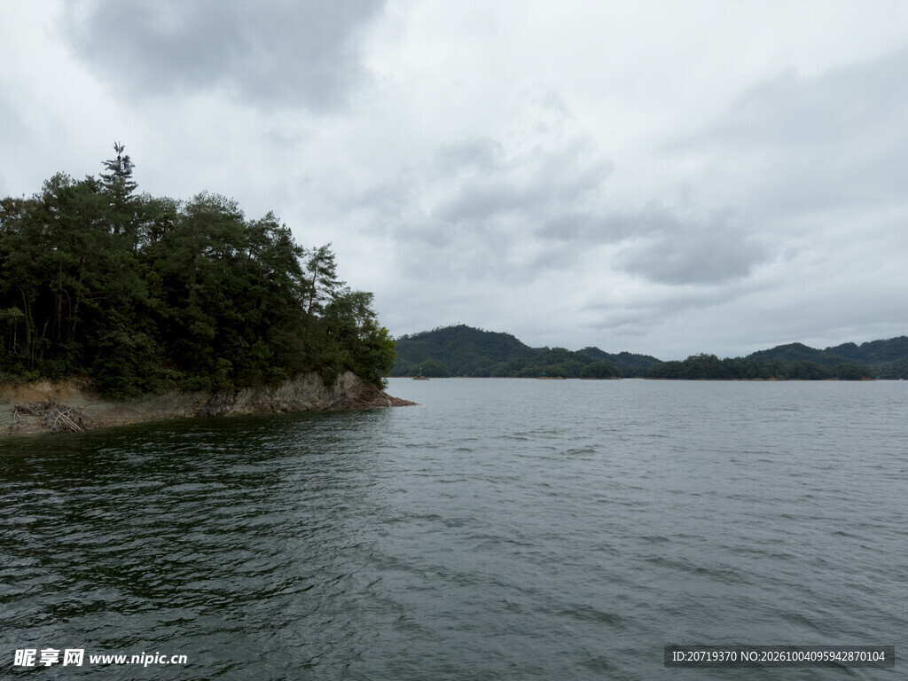 阴天湖畔自然风景