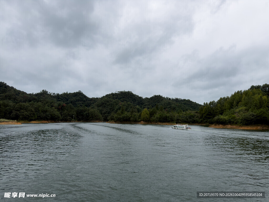 阴天郊野湖山风光
