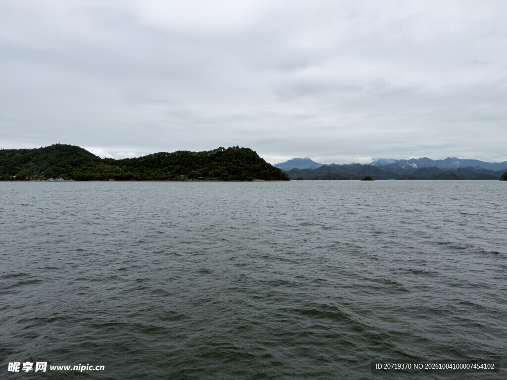 阴天湖面山水风光