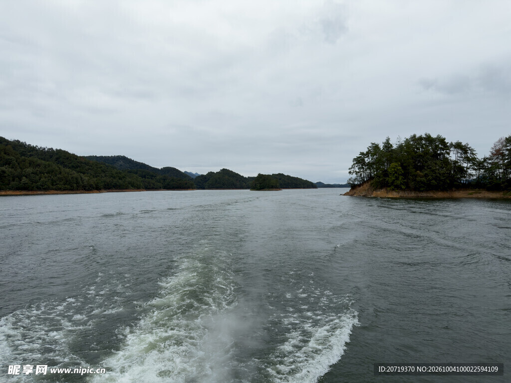阴天湖面山水风光