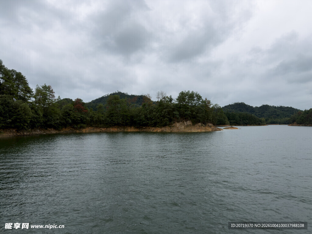 阴天湖畔山野风光