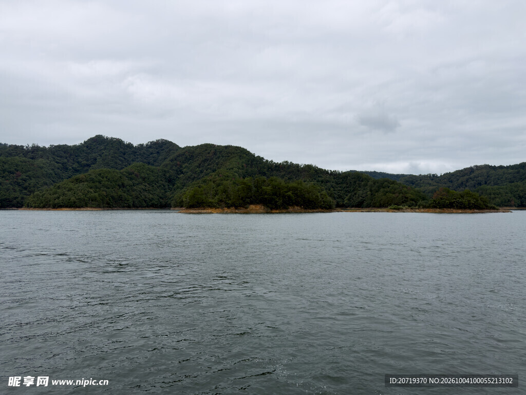 阴天湖山自然风光