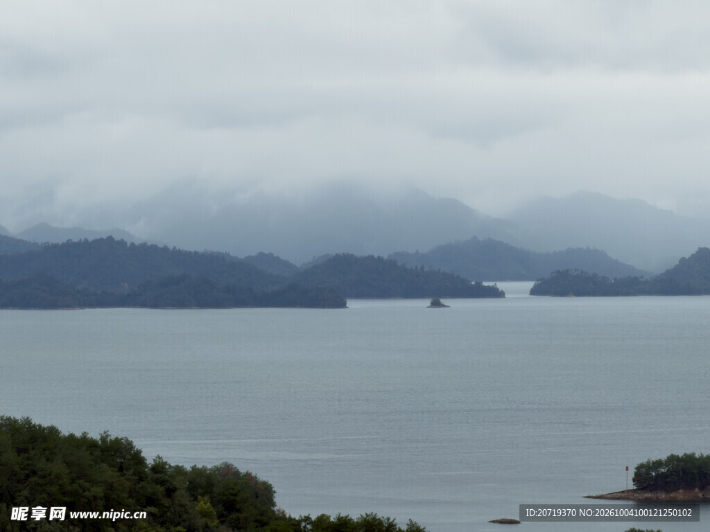 朦胧湖山自然风景