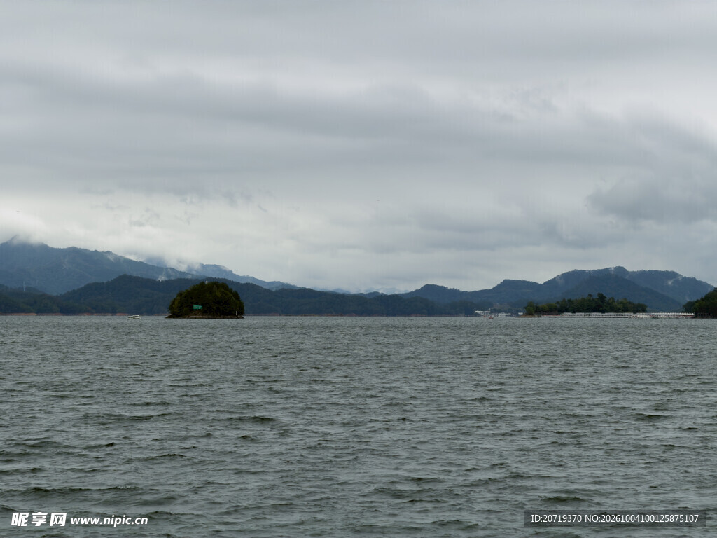 阴天湖景远山风光