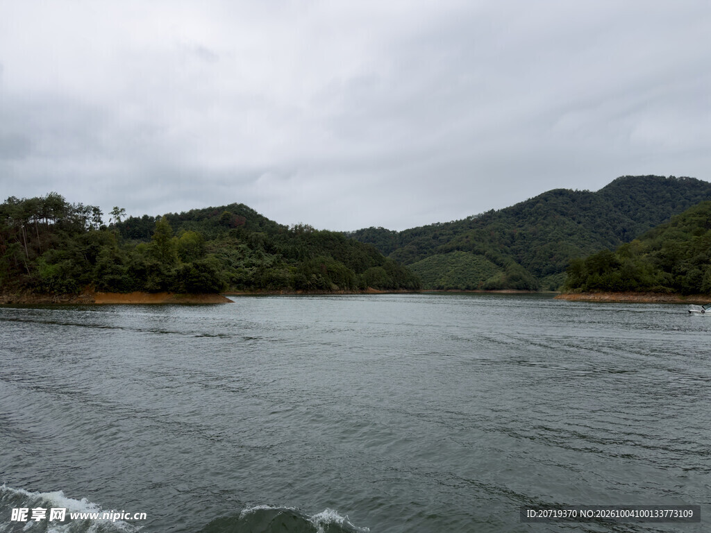 阴天山间湖泊自然风光