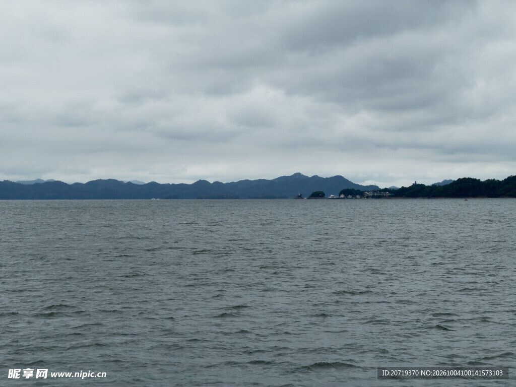 阴天湖面远山景致