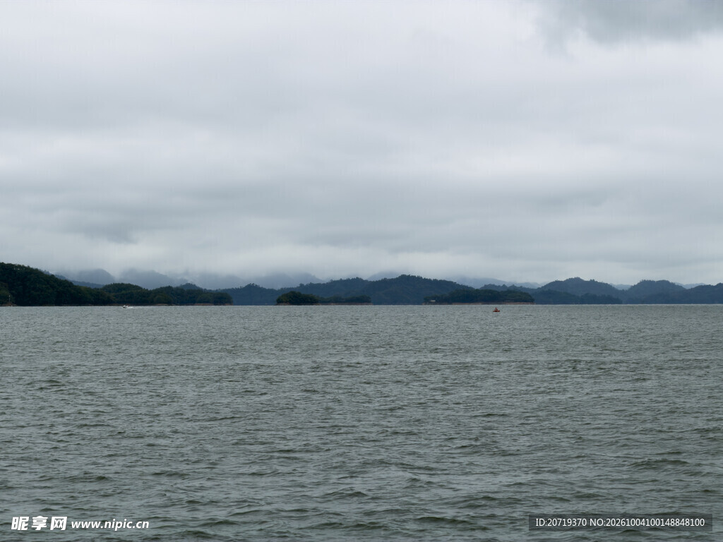 阴天湖面远山风光