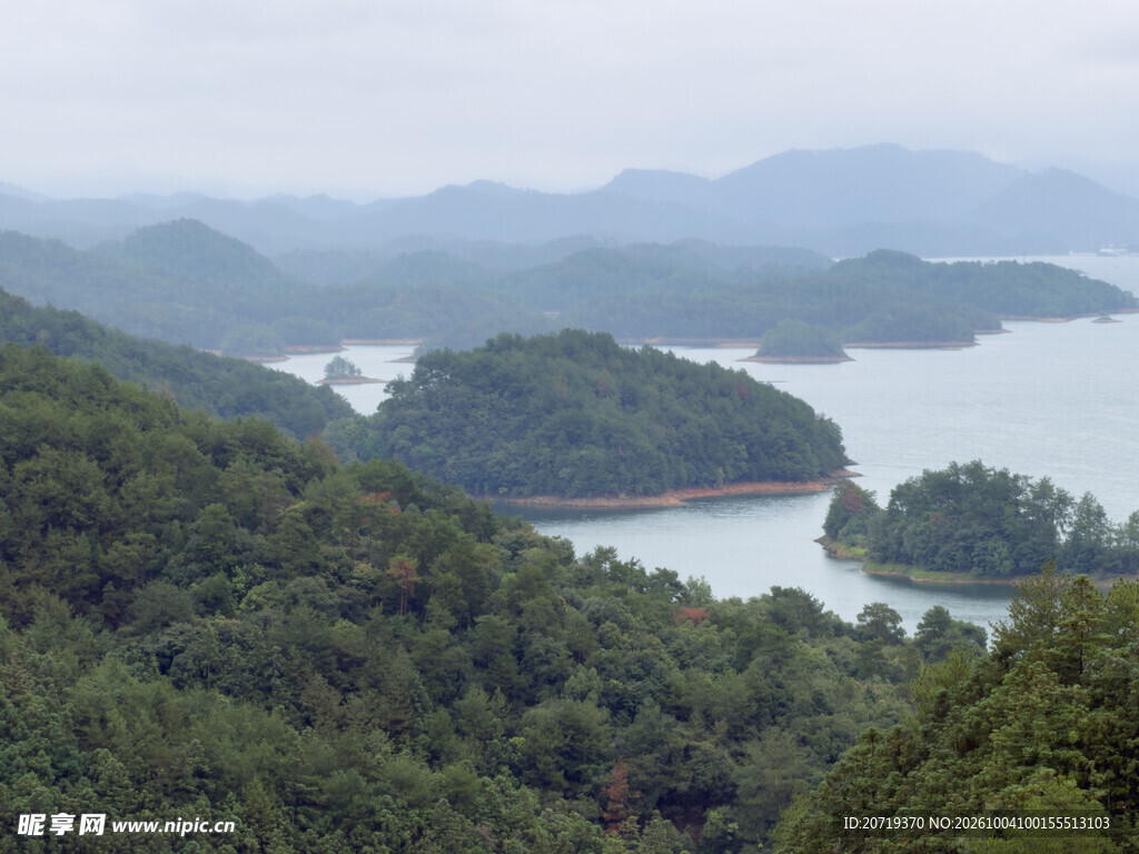 远眺雾中山湖风光