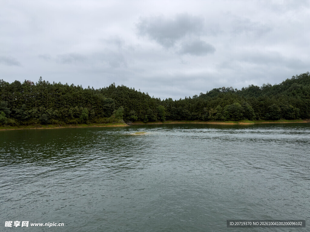 阴天湖岸山林风光