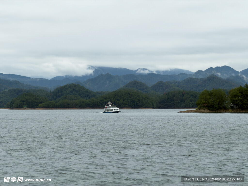 湖面游船远山风光