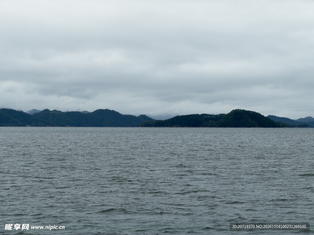 阴天湖面远山风光
