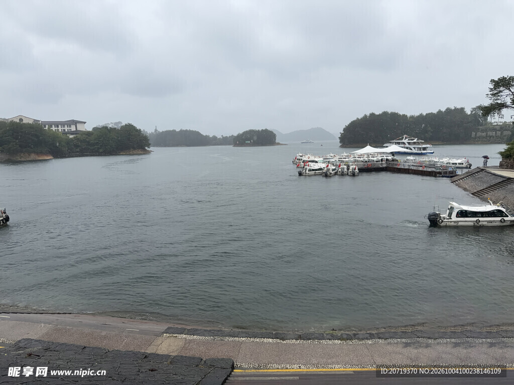 阴天湖湾游船停泊风光