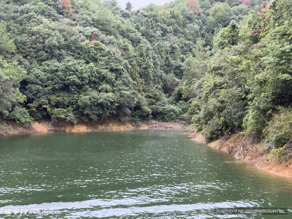 青山绿水湖岸风光