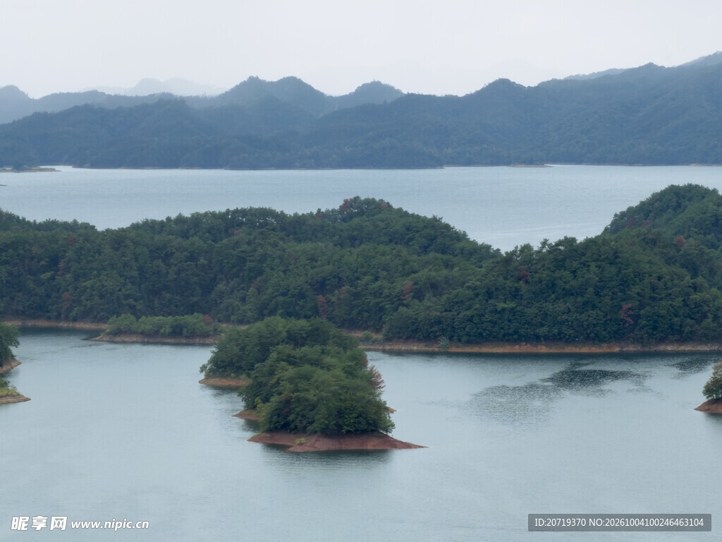 湖岛远山自然景观