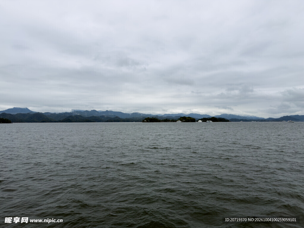 阴天湖面远山风光