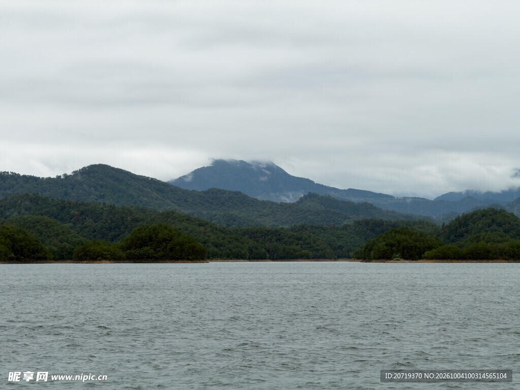 湖畔远山阴天景致