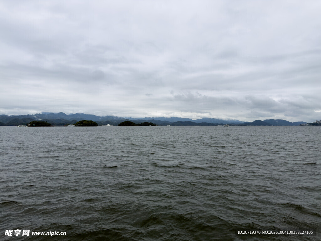 阴天湖面山水风光