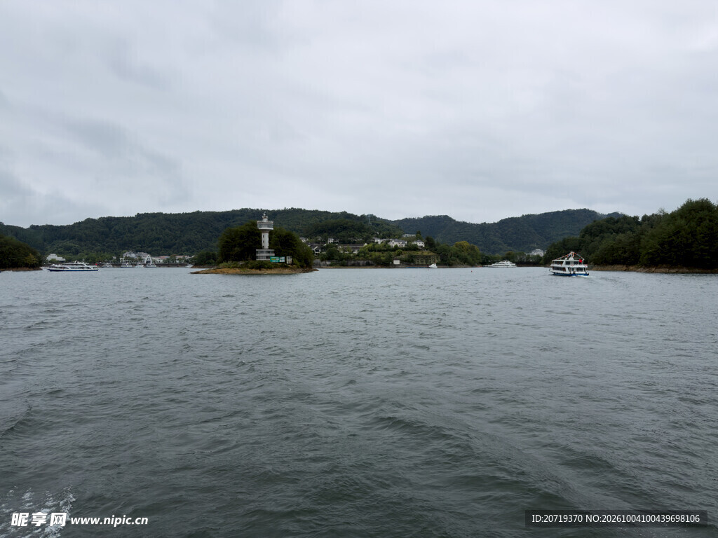 阴天湖景山水风光