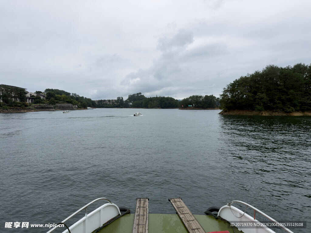 乘船眺望湖岸风光
