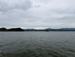 阴天湖面远山风光