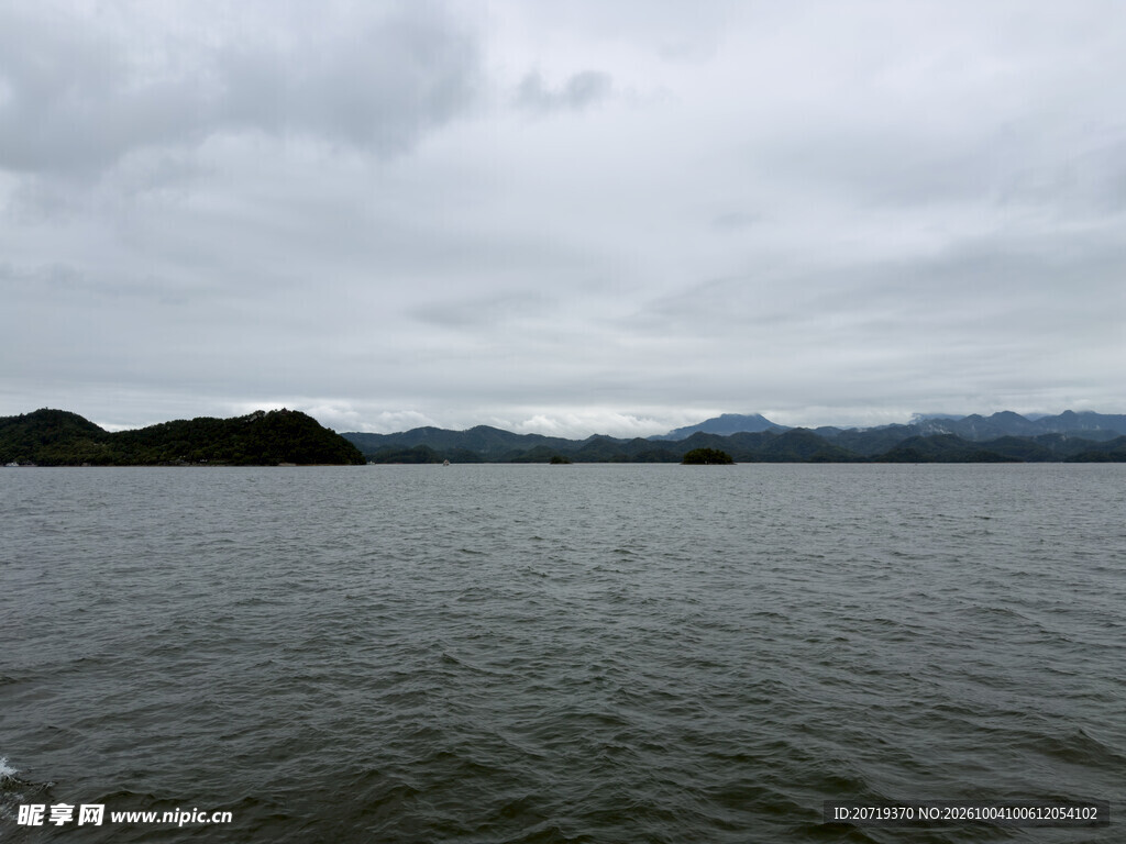 阴天湖面远山风光
