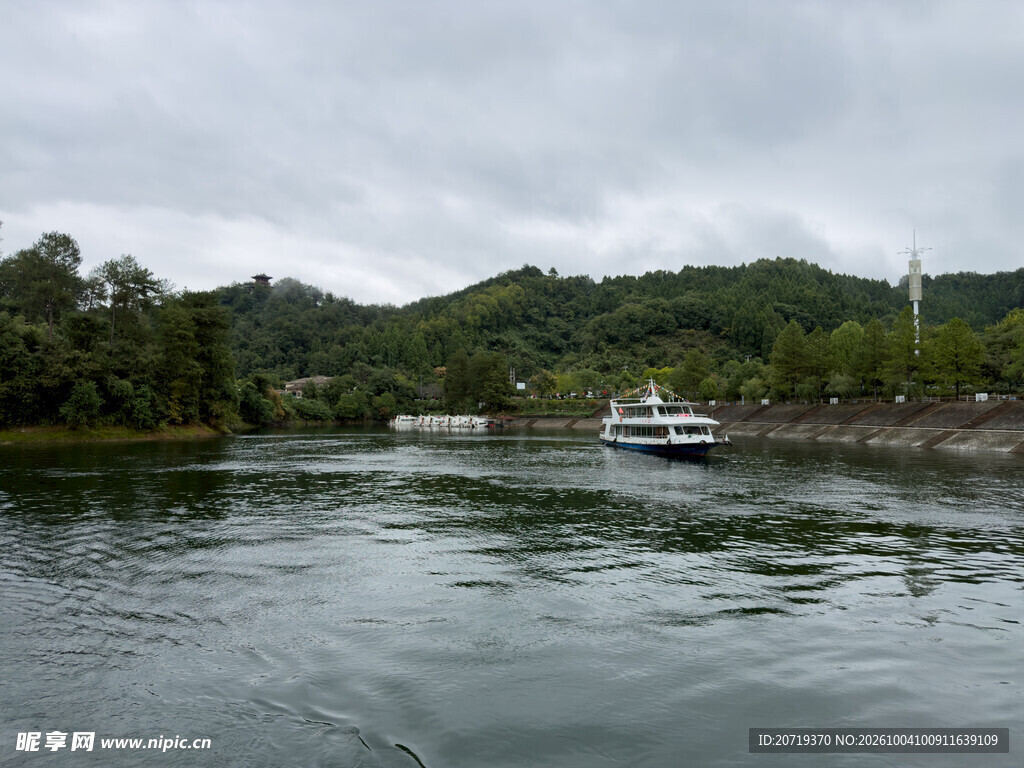 湖畔游船青山风光