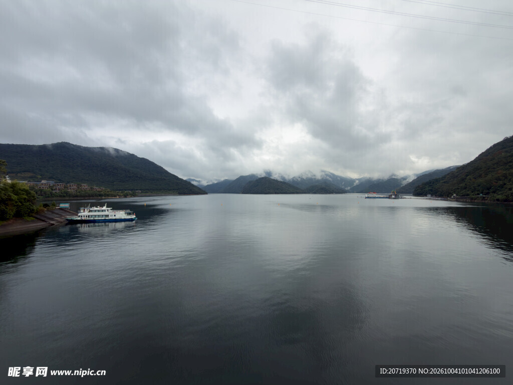阴天山湖静谧风光