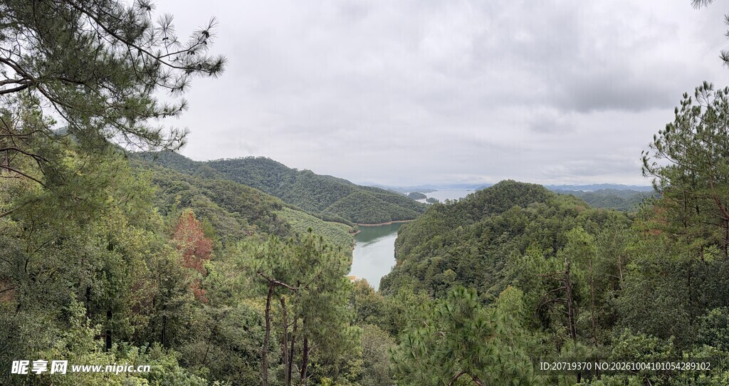 山野远眺湖景风光