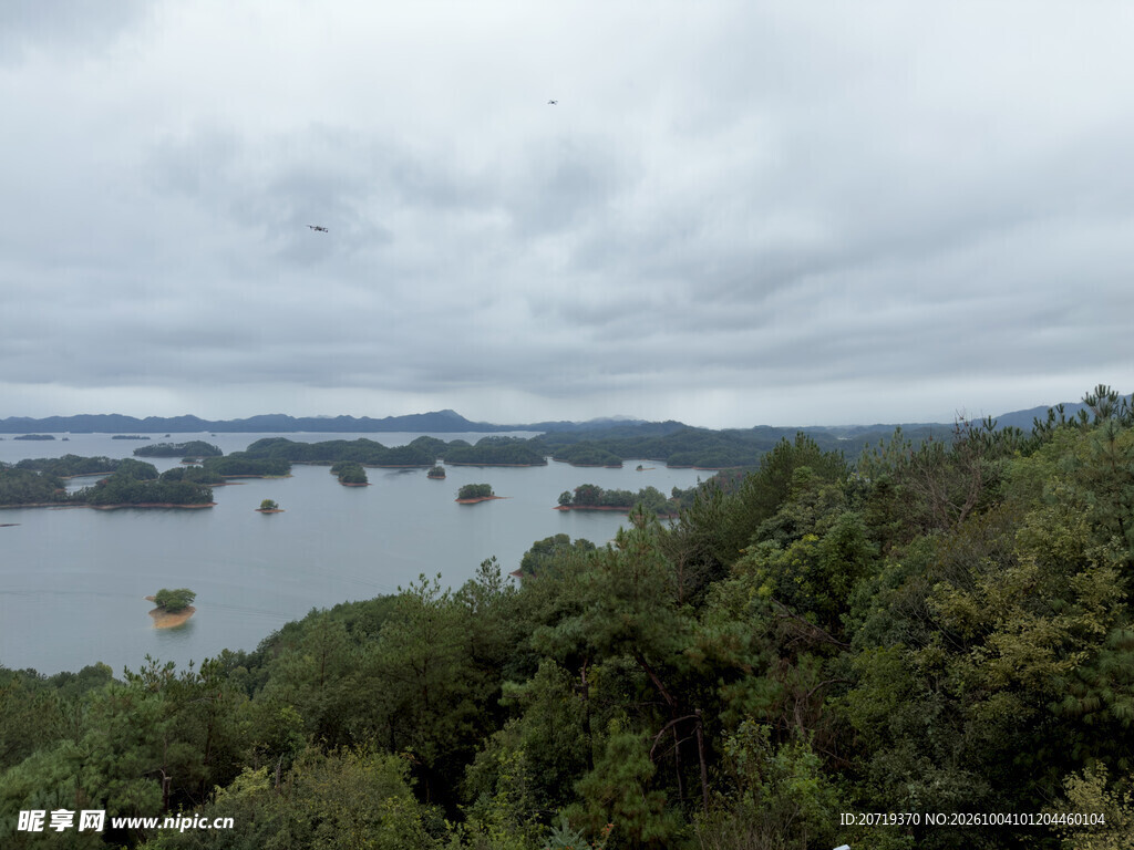 多云天湖岛山林风光