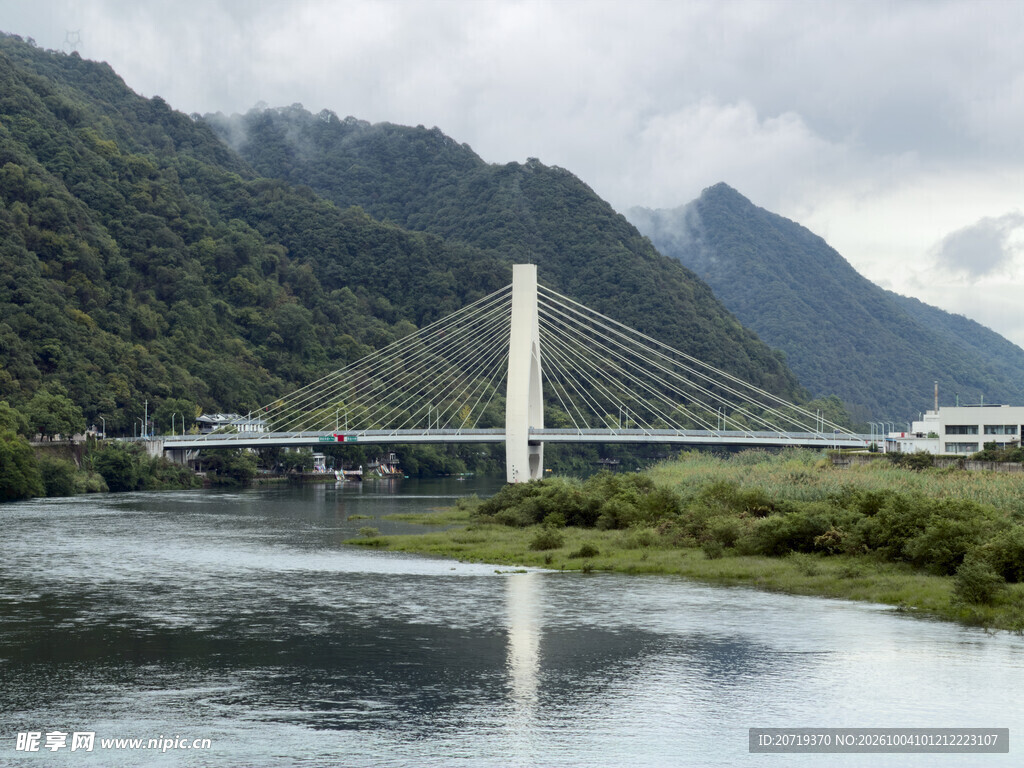 江畔斜拉桥山水风光