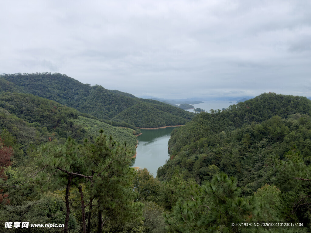 青山河谷自然风光