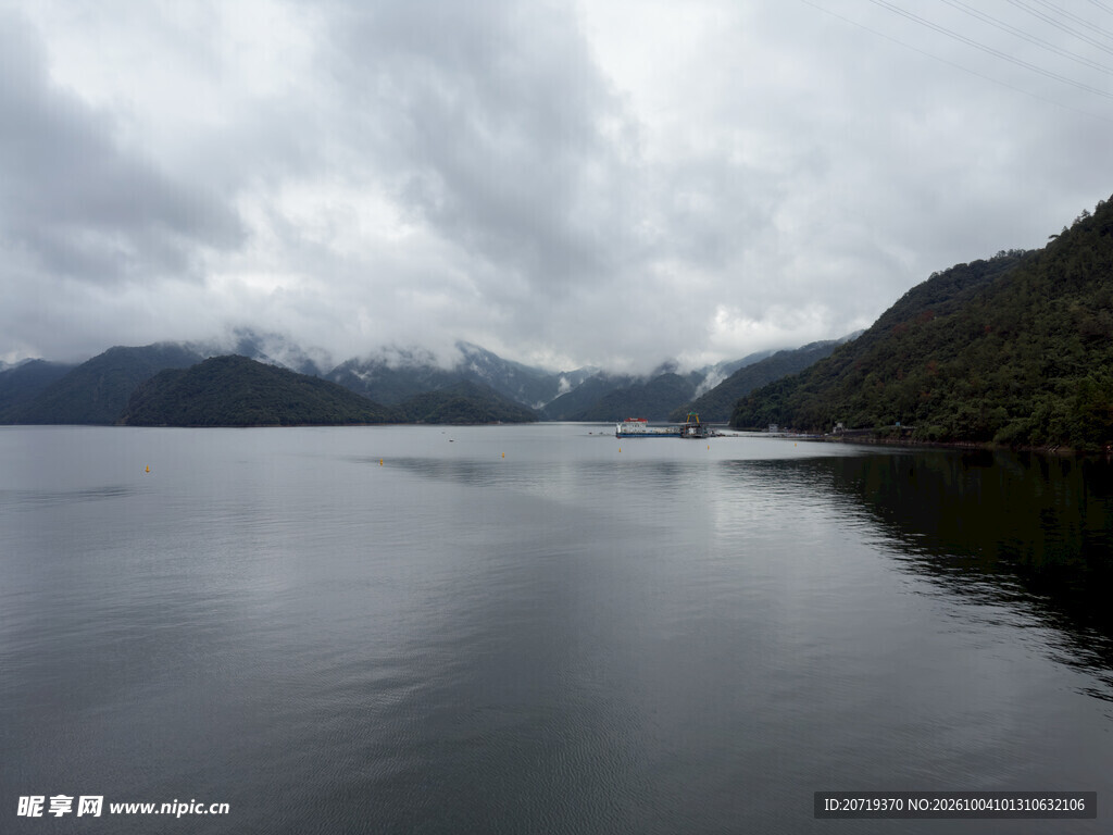 阴天湖畔山水风光