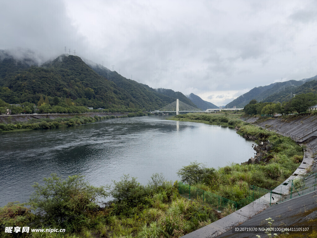 河畔阴天山野风光