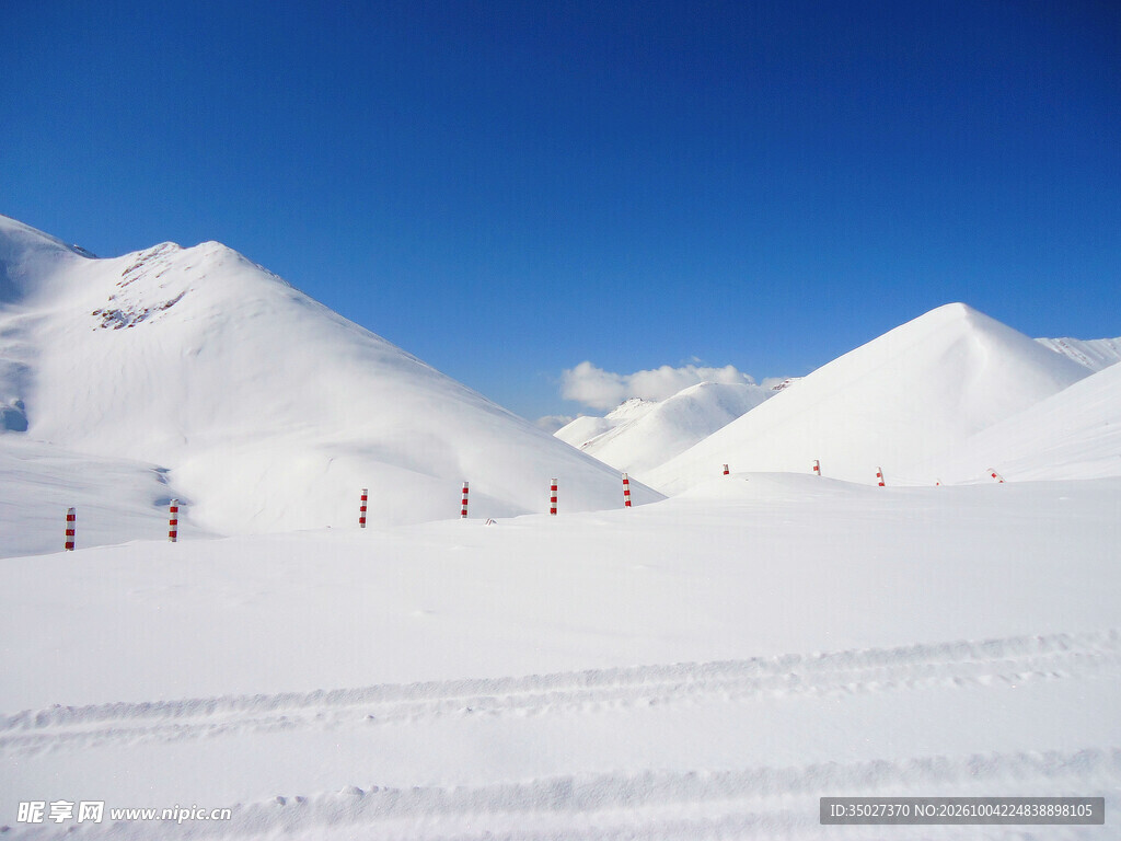 晴朗冬日雪山雪原风光