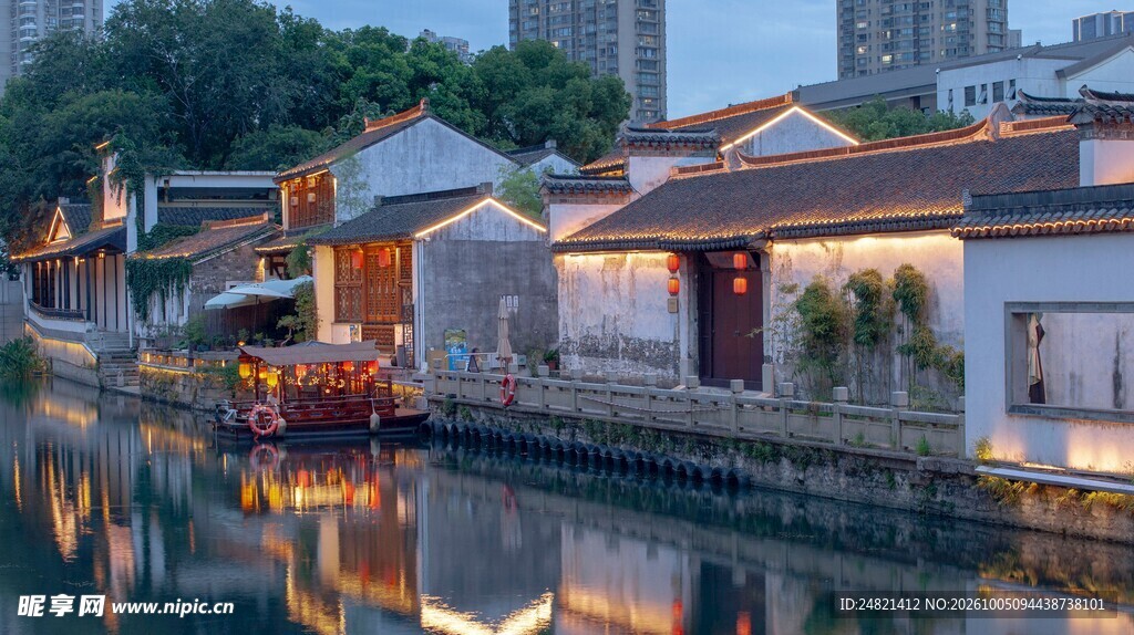 水乡河畔古民居夜景