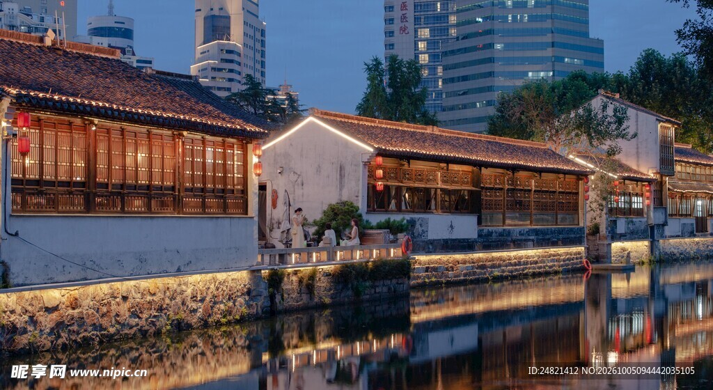 滨水廊桥城市风光