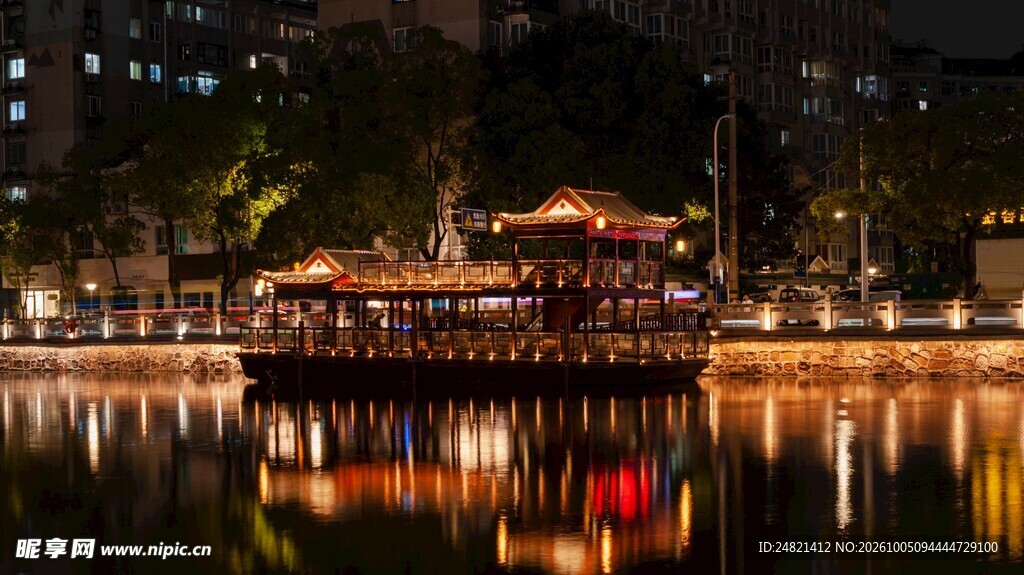 夜湖画舫夜景