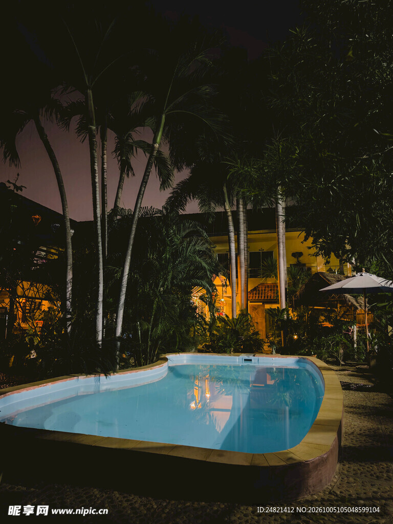 夜色下的度假泳池