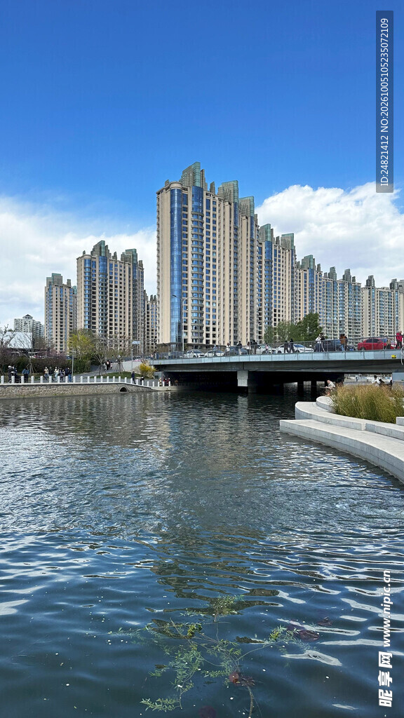 河畔城市高楼景观