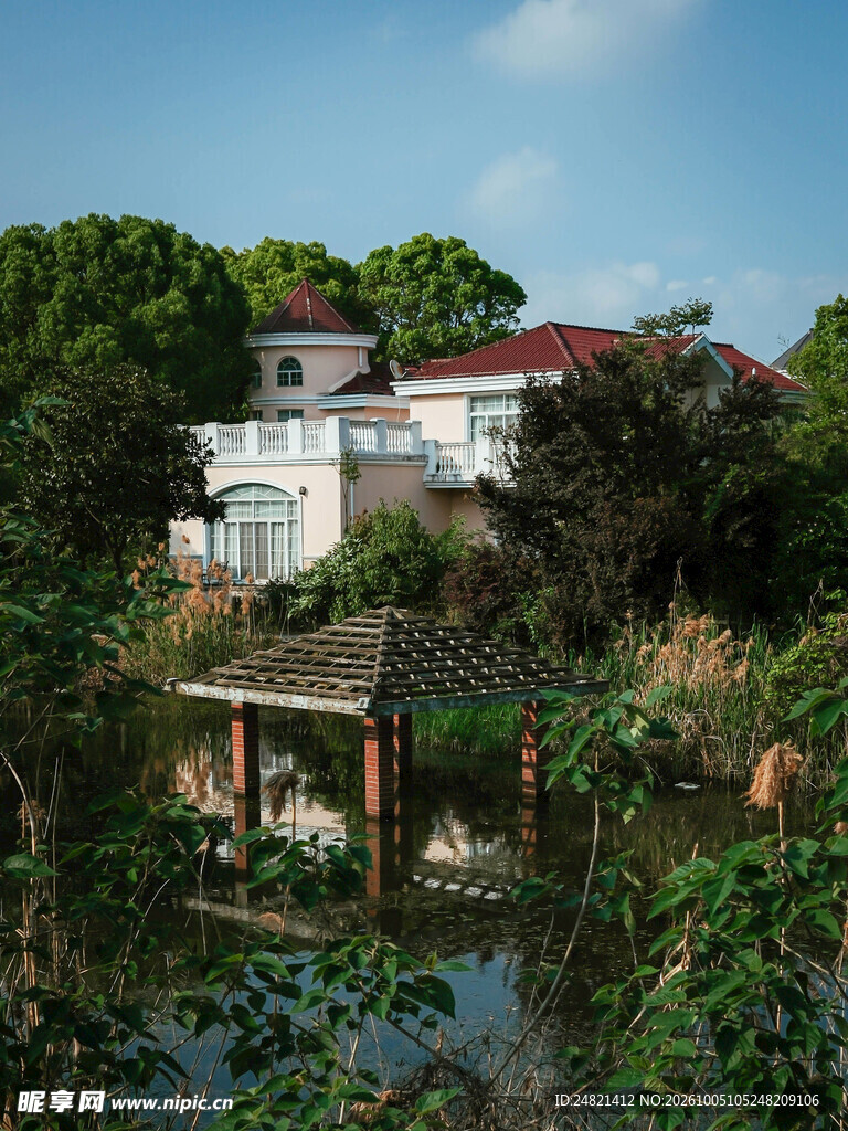 林间临湖别墅美景