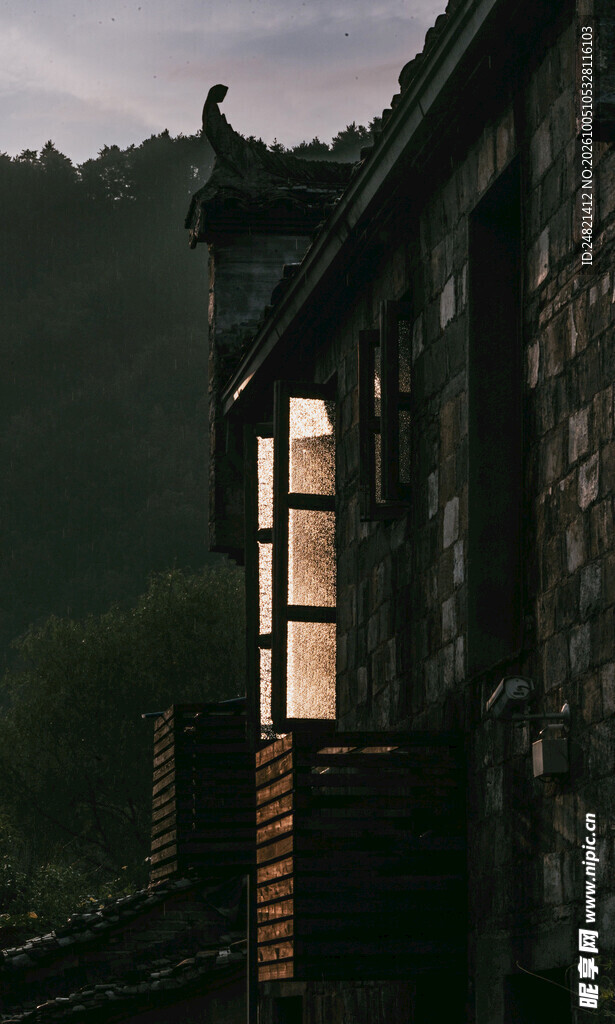 古民居暮色窗景