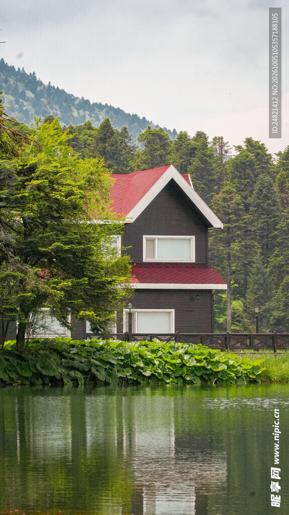 湖畔林间红顶小屋