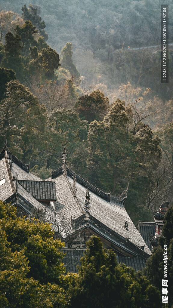 山间穿行的高铁