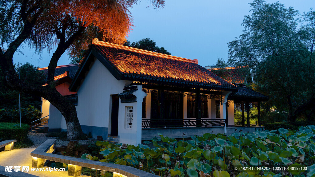 荷塘旁中式古建黄昏景