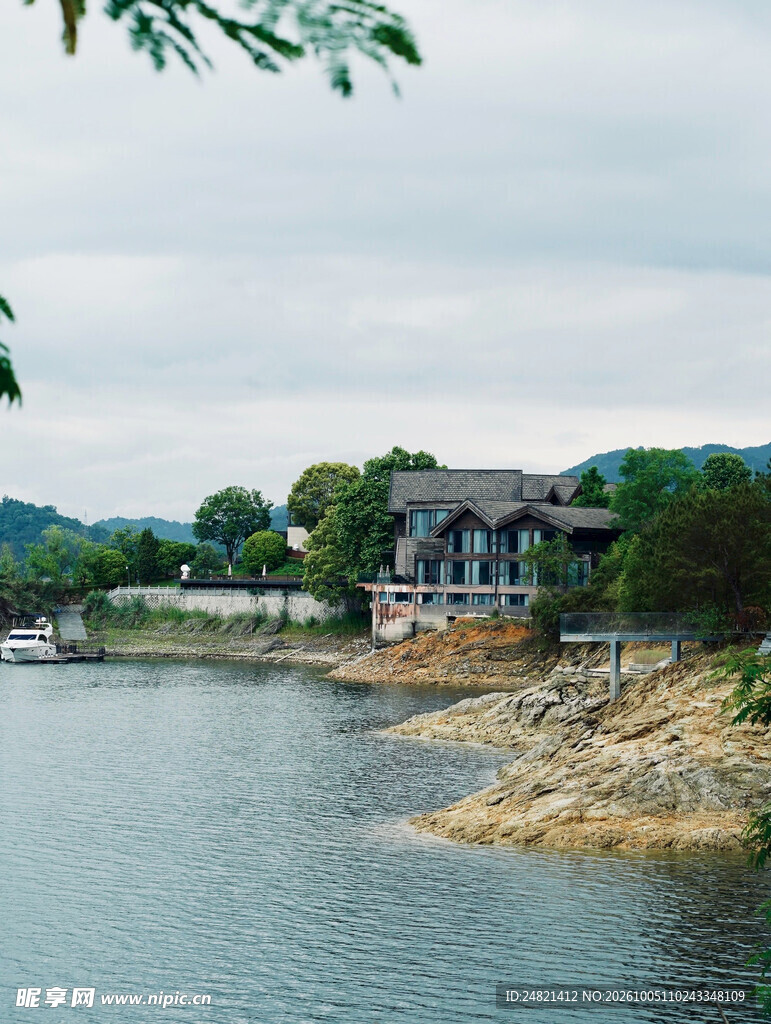 江畔民居湖岸风光