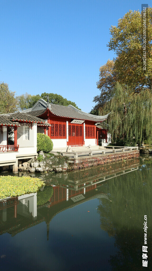 水畔中式古建园林风光